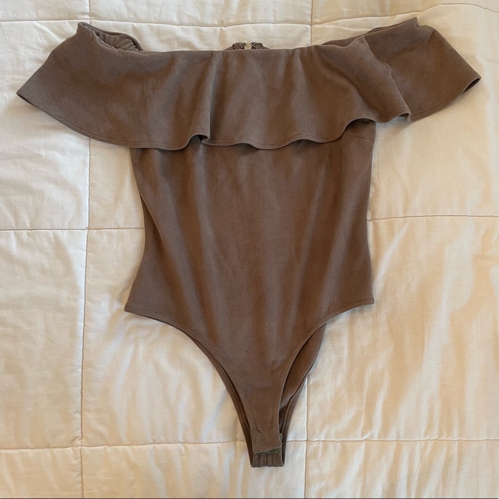 RUFFLE OFF SHOULDER BODY SUIT